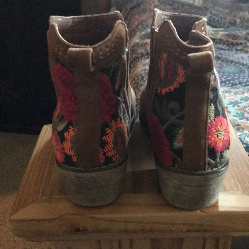 Shoes - Picture 2 of 4